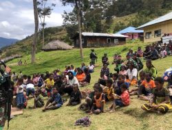 Satgas Yonif Mekanis 203/AK Dengarkan Keluh Kesah Warga Papua Dengan Komsos