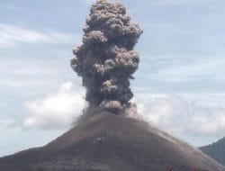 Gunung Anak Krakatau Erupsi Tiga Kali