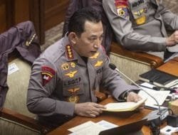 Mobil Kapolri Mendadak Merapat ke Istana