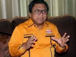 Potret Ketum Hanura OSO Didampingi Relawan Berpakaian Adat saat Daftar ke KPU