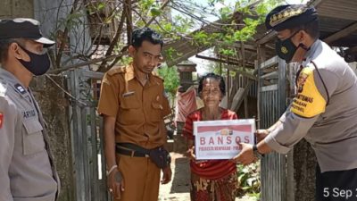 Bhabinkamtibmas Desa Ungasan Salurkan Bansos Polresta Denpasar untuk Warga Kurang Mampu