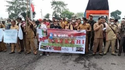 Gaji Belum Dibayar, Massa dari APDB Geruduk Kantor Bupati dan DPRD Lamtim