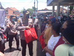 Kapolres Badung Bagikan Ratusan Sembako ke Buruh Angkut di Pasar Mengwi 