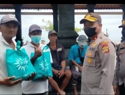 Kapolsek Tabanan Bagikan Sembako ke Nelayan