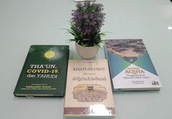 Tiga buku karya Imaam Yakhsyallah Mansur