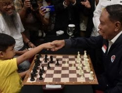 Menpora Bangga Bisa Lawan Pecatur Cilik Abraham Melkior