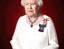 Kisah di Balik Koleksi Mahkota & Perhiasan Ratu Elizabeth II, Penuh Nilai Cerita