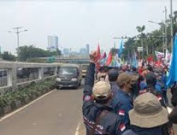 Demo Buruh Bubarkan Diri, Lalu Lintas di Depan Gedung DPR Kembali Dibuka