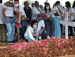 Tangis Gisella Anastasia Pecah Saat di Atas Pusaran Ibunda Gading Marten