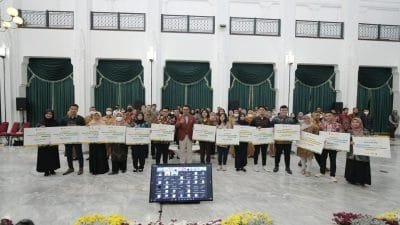 Mulai D1 Hingga S3, Gubernur Jabar Serahkan 614 Beasiswa