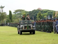 Pimpin Upacara HUT ke-77 TNI, Pangdam IX/Udayana Serahkan 10 Rehab RTLH