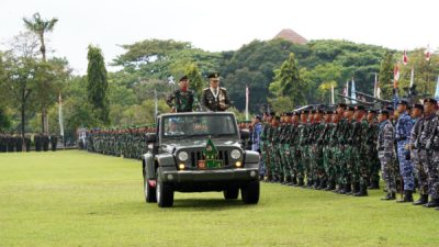 Pimpin Upacara HUT ke-77 TNI, Pangdam IX/Udayana Serahkan 10 Rehab RTLH