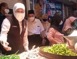 Usai Ziarah di Makam Gubernur Suryo, Khofifah Indar Parawansa Kunjungi Pasar Sayur Magetan