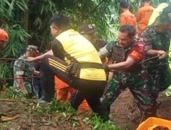 Dandim Bangli Terjun Langsung Evakuasi Korban Jalan Jebol