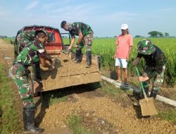 Warga Desa Kertajaya dan TNI Gotong Royong Tuntaskan Sasaran Fisik TMMD ke-115