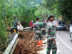 Yonzipur 18/YKR Bersihkan Material Longsor di Desa Buahan