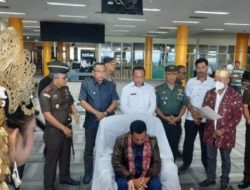 Wakil Jaksa Agung Sunarta Disambut Upacara Adat Joko Kaha
