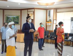 Ikrarkan Janji Setia kepada NKRI, Kakanwil Kemenkumham Bali Ambil Sumpah Kewarnegaraan 2 WNA Jadi WNI