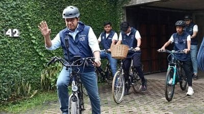 Hari Terakhir Sebagai Gubernur DKI, Warga Padati Balaikota Hingga Teriakan Anies Presiden