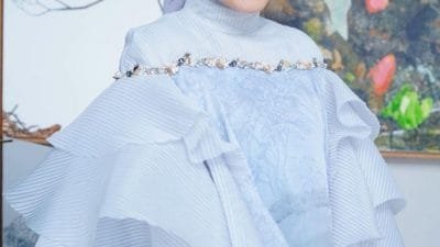 Tampil Berhijab Kenakan Ruffle Dress Titi Kamal Banjir Pujian