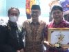 Pegiat Literasi TBM Sakila Kerti Dr. Yusqon Raih Penghargaan