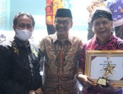 Pegiat Literasi TBM Sakila Kerti Dr. Yusqon Raih Penghargaan
