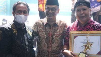Pegiat Literasi TBM Sakila Kerti Dr. Yusqon Raih Penghargaan