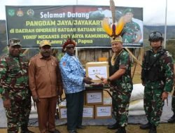 Pangdam Jaya Berikan Sembako Untuk Masyarakat Kab. Lanny Jaya Papua