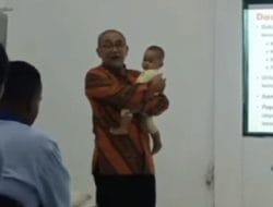 Dosen Ini Viral Setelah Ngajar Sambil Gendong Bayi