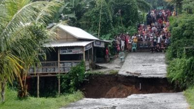 Jembatan Menuju Tempat Wisata di Lombok Timur Putus Tergerus Longsor