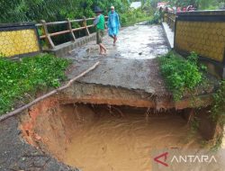 Jembatan di Mukomuko-Bengkulu Putus Diterjang Banjir