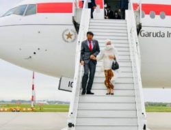 Iriana Jokowi Terpeleset di Tangga Pesawat