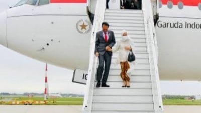 Iriana Jokowi Terpeleset di Tangga Pesawat
