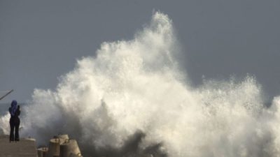 FOTO ARSIP - Wisatawan mengamati gelombang tinggi yang menghempas area pinggir Pantai Glagah di Kulonprogo, Daerah Istimewa Yogyakarta