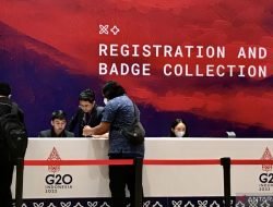 Jurnalis Asing-Nasional ambil “ID Badge” KTT G20 di Nusa Dua
