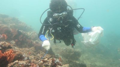 Gernas BCL Angkut Sampah Dari Dasar Laut Teluk Ambon