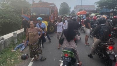 Ban Pecah, Truk Tronton Seruduk Motor di Mojokerto 1 Korban Tewas