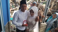 Sepasang Kekasih Menikah di Tengah Reruntuhan Gempa Cianjur
