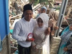 Sepasang Kekasih Menikah di Tengah Reruntuhan Gempa Cianjur