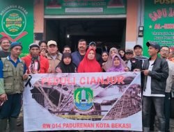 RW 14 Pedurenan Kota Bekasi Peduli Cianjur, IHT Turun Langsung Serahkan Bantuan