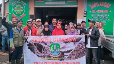 RW 14 Pedurenan Kota Bekasi Peduli Cianjur, IHT Turun Langsung Serahkan Bantuan