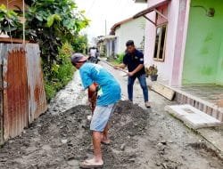 Prihatin Jalan Kerap Banjir, SMSI Bantu Warga Beton Jalan