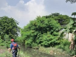 Petugas Masih Cari Anak Hanyut di Kali Cakung