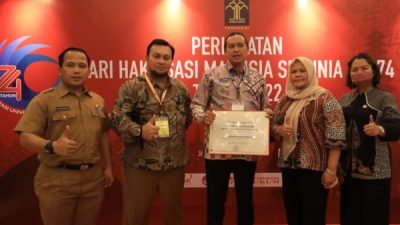 Plt Wali Kota Bekasi Terima Penghargaan Kriteria Peduli HAM