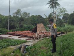 Cuaca Ekstrem di Bali Akibatkan Bangunan Rumah Joglo Roboh