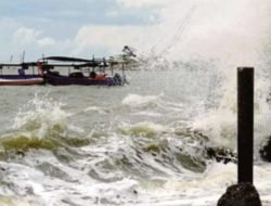 Air Laut Pantai Ancol Tumpah ke Darat