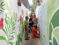 Polsek Cilandak Libatkan Warga Kerja Bakti Lukis Tembok di Pondok Labu