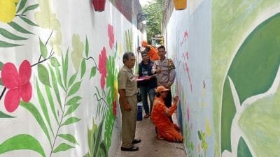 Polsek Cilandak Libatkan Warga Kerja Bakti Lukis Tembok di Pondok Labu