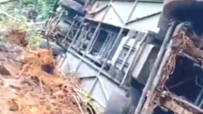 Inalillahi! Bus Pariwisata Masuk Jurang di Magetan