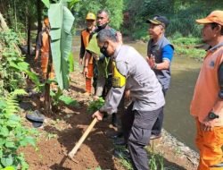 Polisi Bantu Warga Tanam Bibit Pohon Alpukat